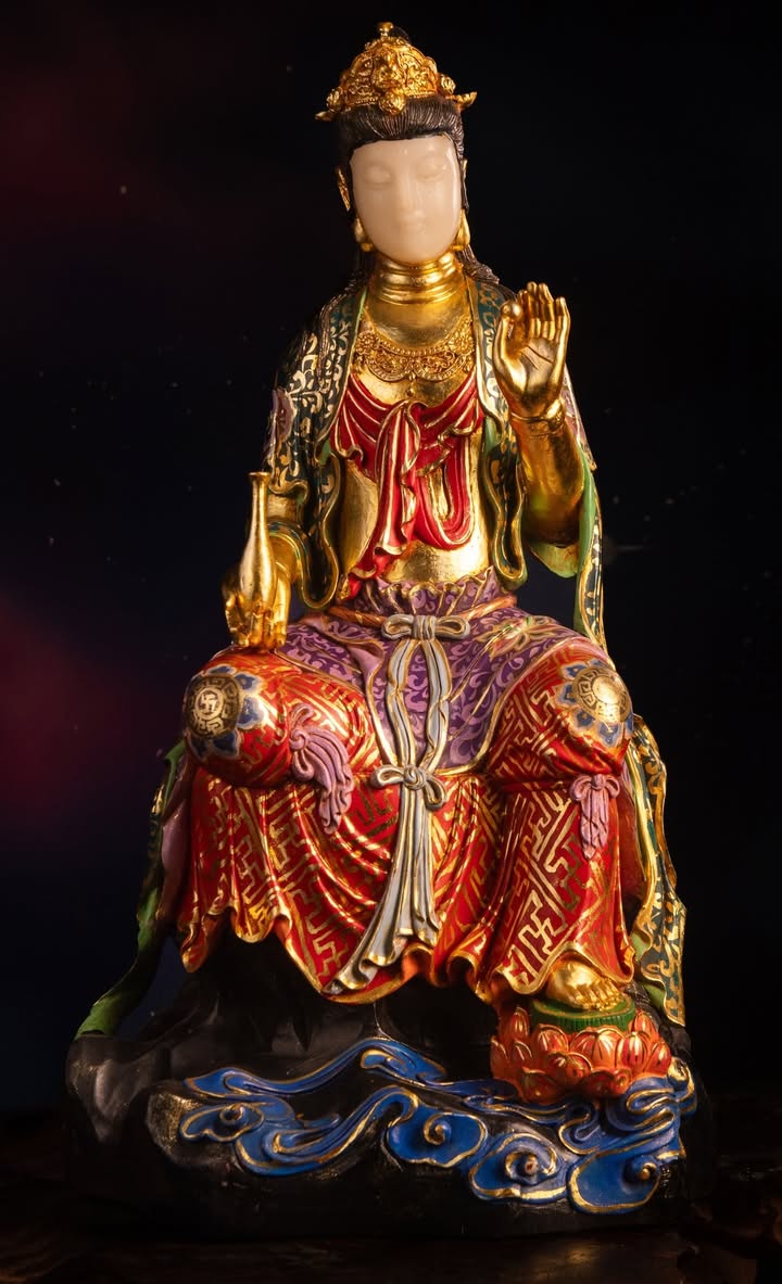 Ý Nghĩa Tôn Tượng Quán Thế Âm Bồ Tát Lắng Nghe Khổ Đau Của Nhân Gian